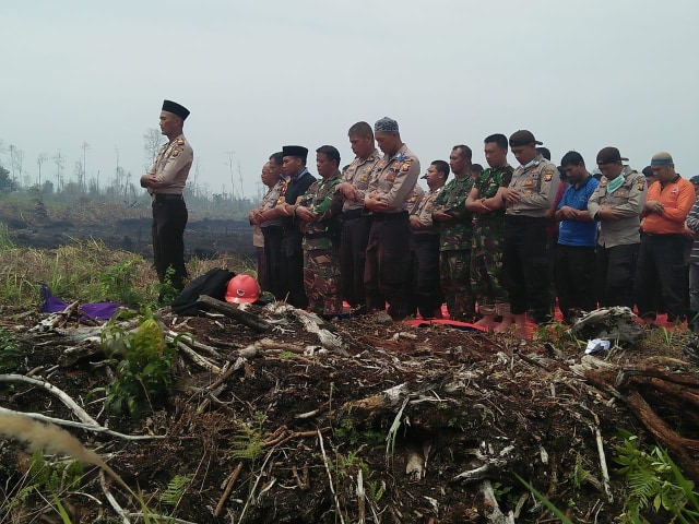 Personel Satgas Karhutla menunaikan salat di lokasi kebakaran lahan di Kabupten Sambas, Kalimantan Barat, Jumat (9/8). Foto: Dok Humas Polda Kalbar