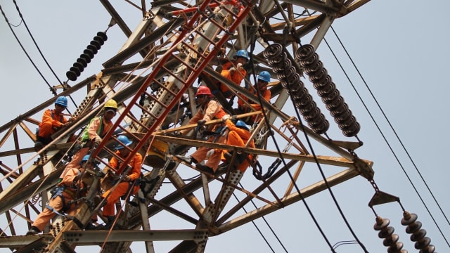 Ilustrasi perbaikan listrik di menara SUTET. Foto: Dok. PLN