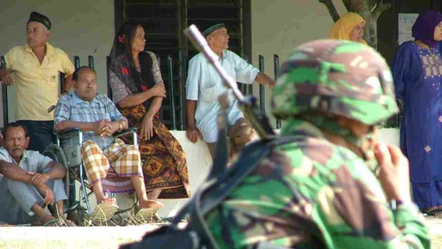 Ilustrasi, warga dan TNI saat Darurat Militer di Aceh, 1 Januari 2004. Dok. acehkita.com 