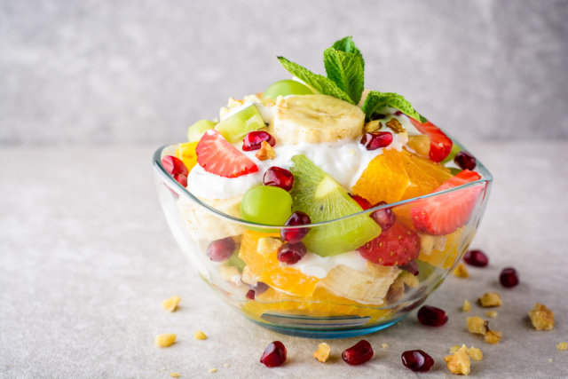 Ilustrasi Salad Buah Foto: Shutterstock/Nesavinov