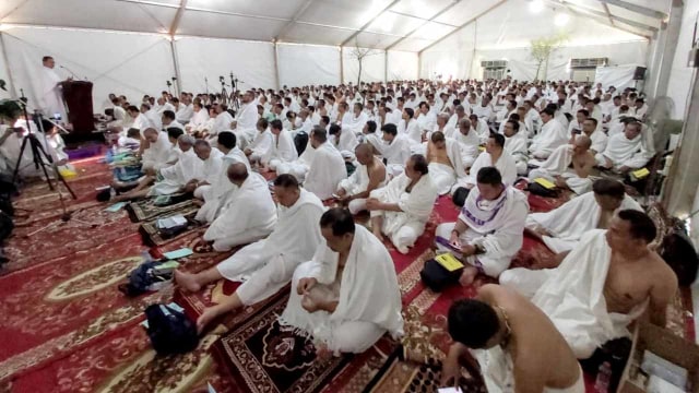 Jemaah melaksanakan wukuf di Arafah. Foto: Media Center Haji/Bahauddin