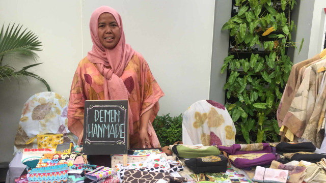 Inen Kurnia, pengrajin tas ecoprint asal Cilegon di Mandiri fashion & Beauty Bazaar di Halal Park GBK. Foto: Elsa Toruan/kumparan