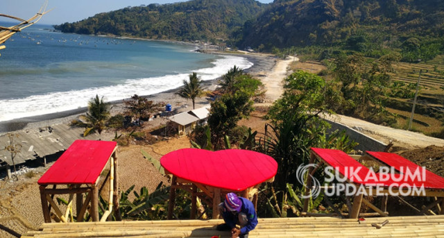 Spot selfie I Love U di Pantai Cikembang, Desa Pasirbaru, Kecamatan Cisolok, Kabupaten Sukabumi. | Sumber Foto:Nandi