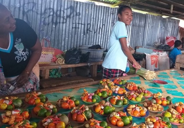 Tabita Kaiwai (20 tahun), mahasiswa yang setia membantu orang tua berjualan sayur. (BumiPapua.com/Agies Pranoto)