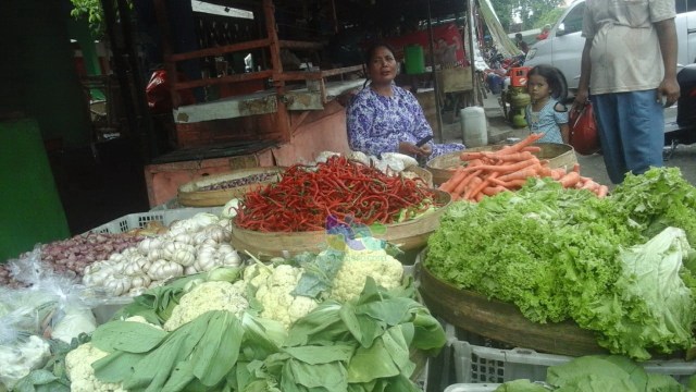 Salah seorang pedagang bumbu dapur dan sayur mayur di Bojonegoro.