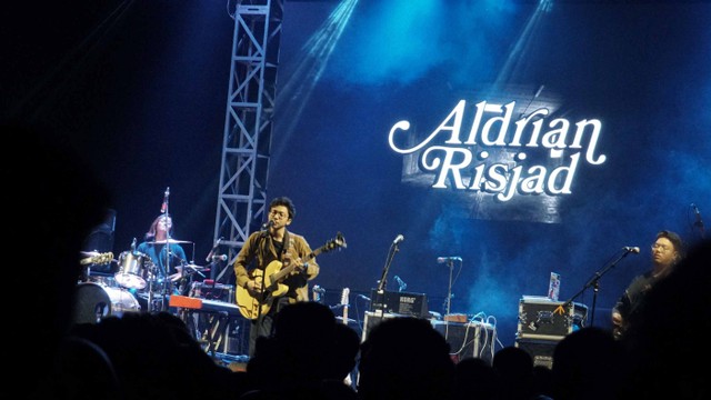 Penampilan Aldrian Risjad di Konser Here Comes The Sun di Studio Palem Kemang, Jakarta Selatan. Foto: Helmi Afandi/kumparan