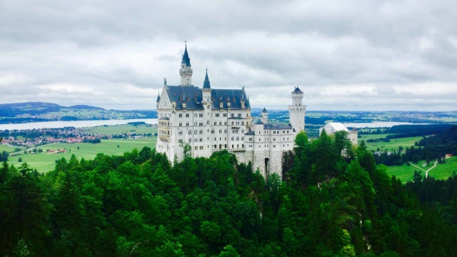 Kastil Neuschwanstein dan Kisah Pilu Raja 'Gila' yang Jadi Inspirasi  Dongeng | kumparan.com