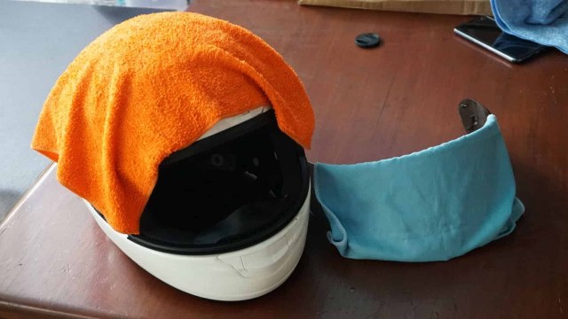 Ilustrasi membersihkan helm dengan kain microfiber Foto: Istimewa