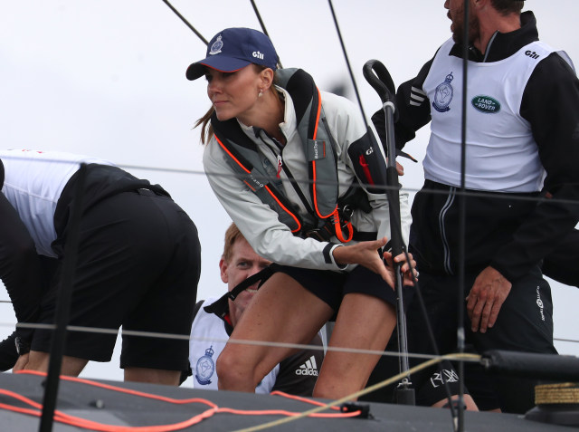 Kate Middleton kenakan celana pendek saat acara amal lomba berlayar Foto: AFP