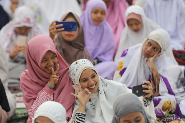 Jemaah berswafoto usai Salat Id di Masjid Raya Baiturrahman, Banda Aceh. Foto: Suparta/acehkini 