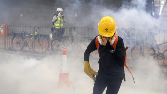 Reaksi para demonstran di Hong Kong saat ditembak gas air mata. Foto: Reuters