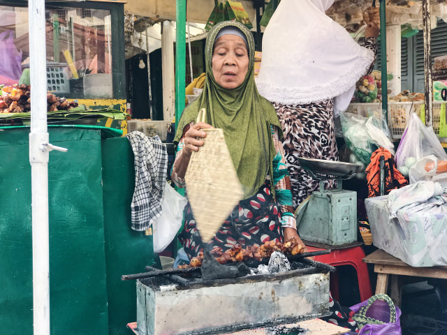 Ibu Dasinah, Penjual sate kere di Pasar Beringharjo, Yogya. Foto: Toshiko/kumparan
