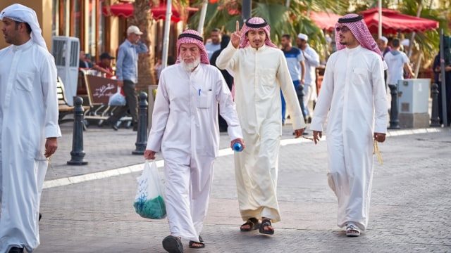 Kandoora, pakaian tradisional berupa jubah yang biasa digunakan oleh pria Arab