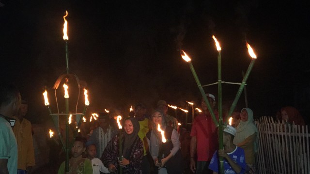 Chiki Fauzi seorang spokeperson Wardah Beautysaat mengikuti pawai obor di desa Ronting, Nusa Tenggara Timur