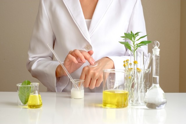 Ilsutrasi skin care dengan kandungan minyak zaitun. Foto: Shutterstock