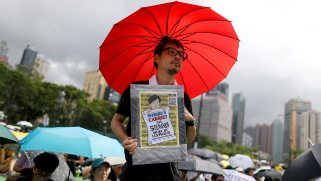 Salah satu demonstran yang menolak RUU anti ekstradisi saat berkumpul di Victoria Park di Hong Kong, China, Minggu (11/8). Foto: REUTERS / Thomas Peter