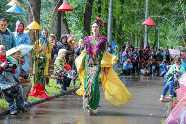 Koleksi pakaian karya salah satu UKM Indonesia pada Festival Indonesia di Moskow, 2-4 Agustus 2019. Foto: KBRI Moskow