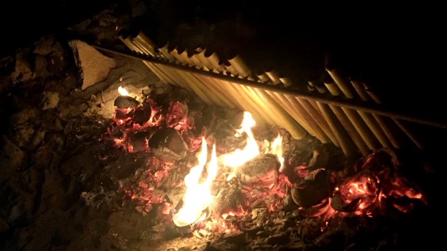 Proses memasak nasi timbu, sajian khas Idul Adha di Flores