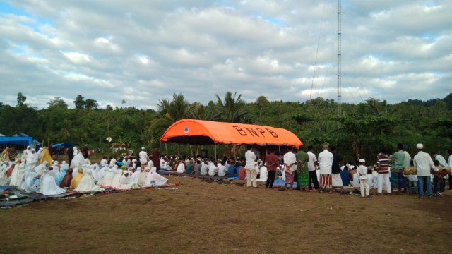 Para pengungsi korban gempa di Desa Dowora melaksanakan salat Idul Adha di lokasi pengungsian. Foto: Safri Noh/Cermat