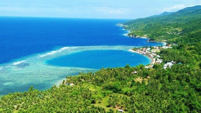 Pantai Biluhu, terletak di Desa Biluhu Timur, Kecamatan Batudaa Pantai, Kabupaten Gorontalo. Tempat sangat tepat untuk menghabiskan liburan bersama keluarga, Minggu (11/8). Foto: Burdu/banthayoid 