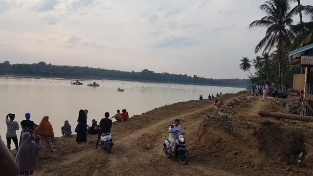 Pinggir sungai Batanghari. Foto: Bara