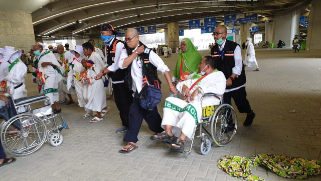 Petugas haji Indonesia membantu jemaah sakit di Mina. Foto: Denny Armandhanu/kumparan