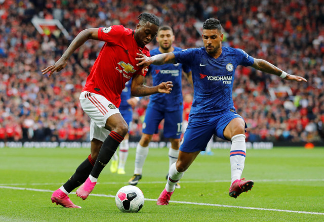 Wan-Bissaka berduel dengan Emerson Foto: REUTERS/Phil Noble