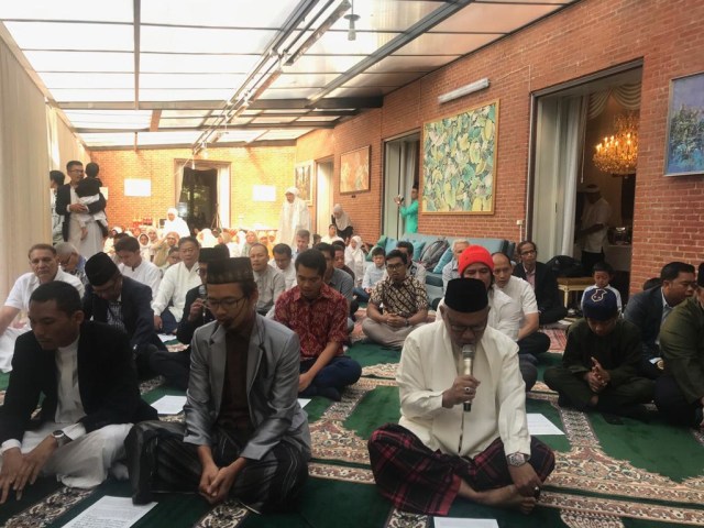 Dubes RI untuk Denmark, M. Ibnu Said, melaksanakan sholat Idul Adha bersama WNI di Wisma Duta (Dok. KBRI Kopenhagen).