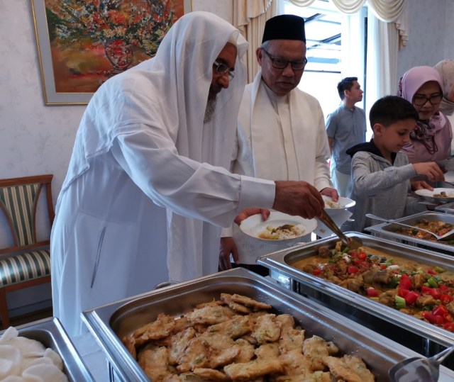 Imam Jaffar menikmati hidangan khas Idul Adha (Dok. KBRI Kopenhagen).