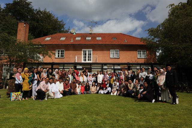 Dubes RI berpose bersama masyarakat Indonesia di Denmark di halaman Wisma Duta (Dok. KBRI Kopenhagen)