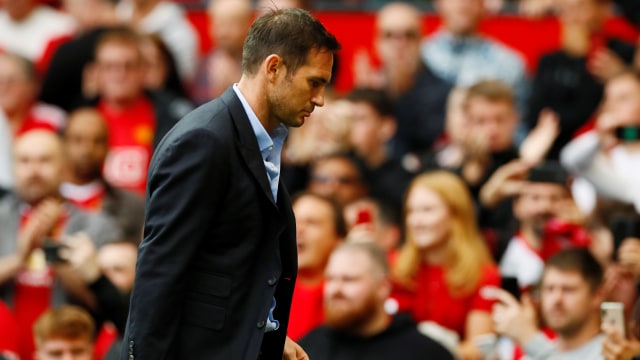Lampard tak kuasa melihat timnya kalah 4-0 dari United. Foto: Reuters/Jason Cairnduff