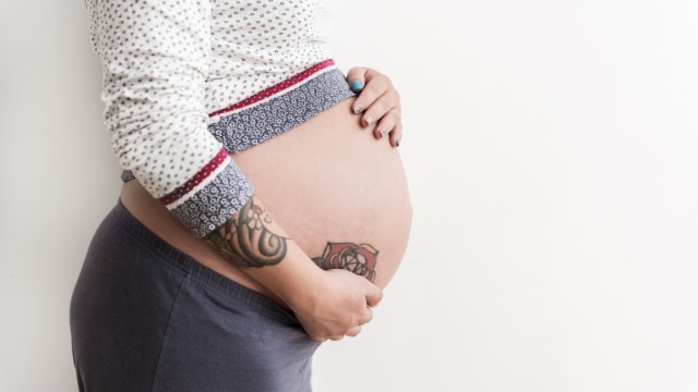 ibu hamil dengan tato Foto: Shutterstock