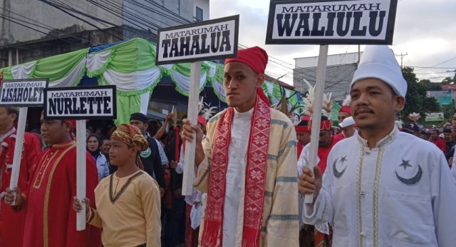 Peserta Karnaval yang menampilkan nama marga di Batu Merah (11/8). DOk Lentera Maluku