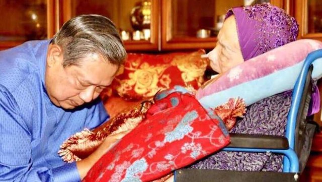 Susilo Bambang Yudhoyono bersama ibunda, Siti Habibah. Foto: Instagram/@aniyudhoyono