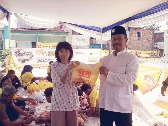 Warga Tanjung Lengkong, Bidaracina, Jatinegara terima hewan Kurban dari Bejo Jahe Merah dan Lazismu 