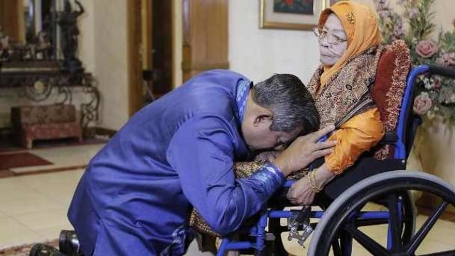 Susilo Bambang Yudhoyono bersama ibunda, Siti Habibah. Foto: Dok. Partai Demokrat