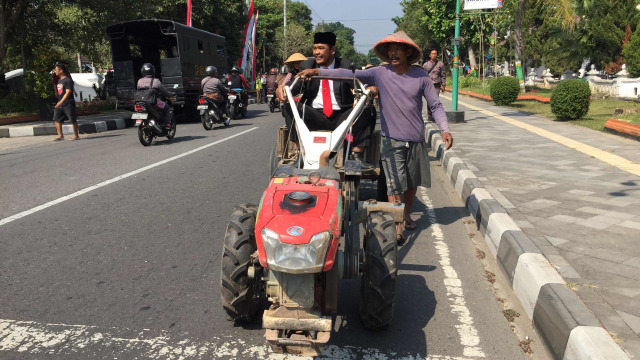 Anggota dewan terpilih dari PKB, Wawan Prasetia datang ke pelantikan dengan mengendarai traktor. Foto: Arfiansyah Panji Purnandaru/kumparan