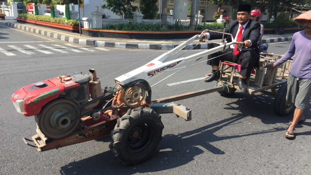 Anggota dewan terpilih dari PKB, Wawan Prasetia datang ke pelantikan dengan mengendarai traktor