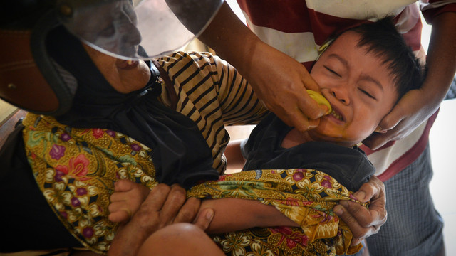 Berobat menggunakan Jamu Cekok Krekop. Foto: Fanny Kusumawardhani/kumparan