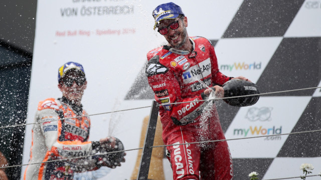 Andrea Dovizioso merayakan kemenangan di MotoGP Austria 2019. Foto: REUTERS/Lisi Niesner