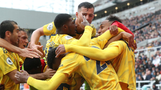 Pemain-pemain Arsenal merayakan gol Pierre-Emerick Aubameyang. Foto: REUTERS/Scott Heppell