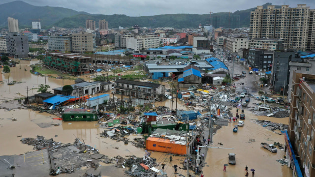 Kota Dajing terlihat rusak dan sebagian terendam air banjir setelah Topan Lekima di Leqing. Foto: Reuters