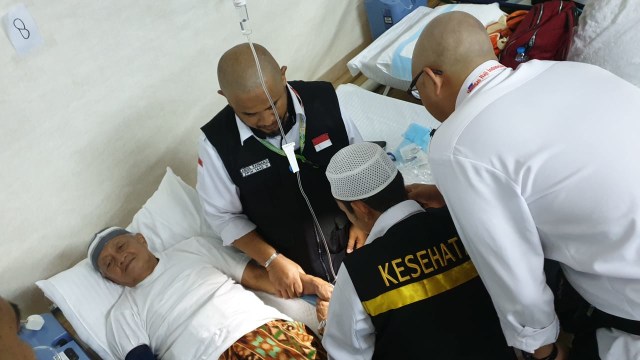 Petugas kesehatan memeriksa jamaah haji yang sakit di Klinik Kesehatan Haji Indonesia di Mina. Foto: Denny Armandhanu/kumparan