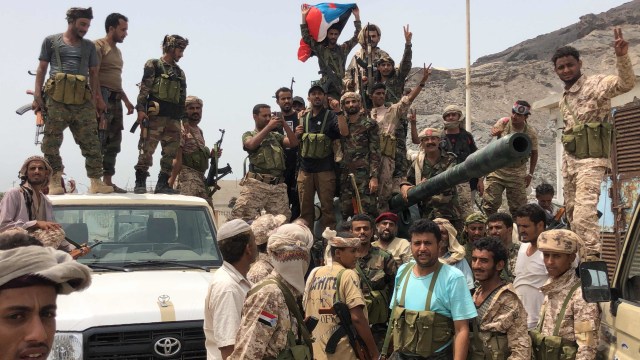 Pendukung Yaman dari gerakan separatis selatan berpose untuk foto di Khor Maksar, di kota pelabuhan selatan Yaman Aden pada 10 Agustus 2019. Foto: AFP