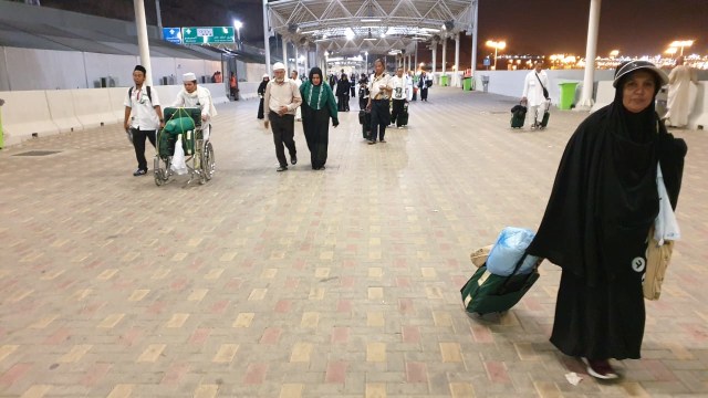 Jemaah haji Indonesia tinggalkan maktab di Mina Jadid, Mina. Foto: Denny Armandhanu/kumparan