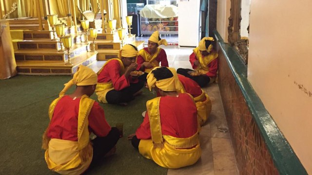 Masyarakat saat menikmati sajian lontong pada tradisi Junjung Duli. Foto: Rahmat Utomo/kumparan