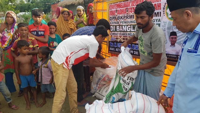 DMI dan BKPRMI Salurkan Hewan Kurban Bagi Pengungsi Rohingnya di Bangladesh. Foto: Dok. Jubir Wapres, Husain Abdullah
