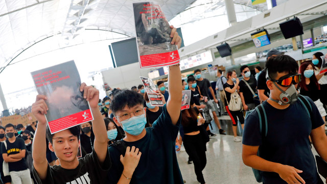 Protes warga di Terminal Keberangkatan Bandara Hong Kong. Foto: REUTERS/Issei Kato