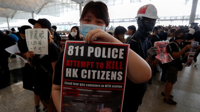 Protes warga di Terminal Keberangkatan Bandara Hong Kong. Foto: REUTERS/Issei Kato