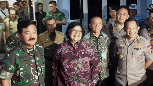 Panglima TNI Marsekal Hadi Tjahjanto, Menteri LHK Siti Nurbaya, dan Kapolri Jenderal Tito Karnavian di Riau. Foto: Mirsan Simamora/kumparan
